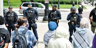 Başörtüleri zorla çıkarılan kadınlar ABD polisinden şikayetçi oldu