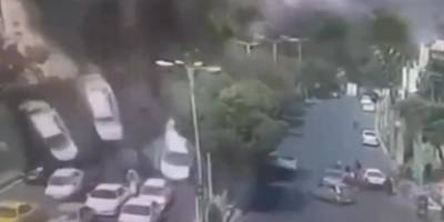 İran, İsrail saldırısında havaya uçan araçların yer aldığı görüntüyü paylaştı