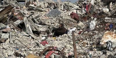 Katil İsrail'in Gazze'deki saldırısında enkazda kalan aynı aileden 14 kişiye ulaşılmaya çalışılıyor