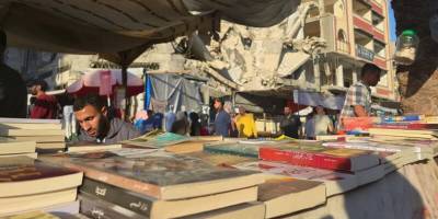 Enkazdaki bir kitap tezgâhı aç zihinleri besliyor