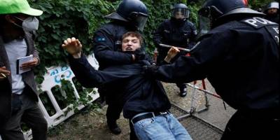 Berlin polisi yalan söyledi ve bu yalan şimdi baskıyı meşrulaştırmak için kullanılıyor