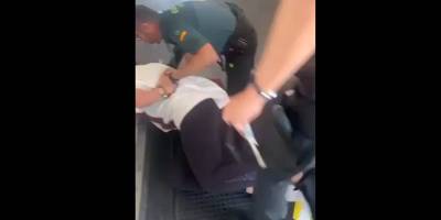 İspanya'da soykırım şarkıları söyleyen 50 kişilik kafile uçaktan atıldı