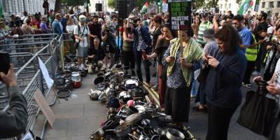 Gazze'yi açlığa mahkum eden İsrail, İngiltere'de tencere ve tavalarla protesto edildi