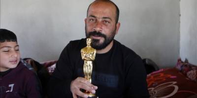 Siyonist ordu, Oscar kazanan belgeselin Filistinli yönetmenini gözaltına aldı