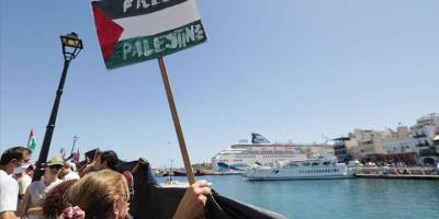 Girit'e gelen Siyonist turistler, protesto eylemiyle karşılandı