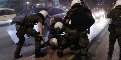 Yunanistan-İsrail voleybol maçında Filistin bayrağı açanlara polis müdahalesi