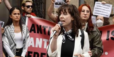 Naziler Holokost'ta ailemi öldürdü, şimdi Almanya beni Gazze'deki soykırımı protesto ettiğim için cezalandırıyor