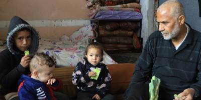Gazzeli babalar yemek bulmak için ölümü göze alıyor