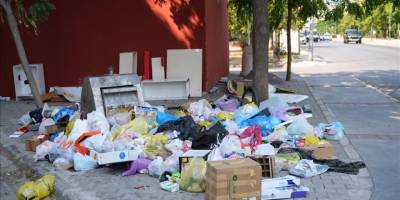 İzmir Karşıyaka'da çöplerin toplanmaması tepkilere neden oluyor