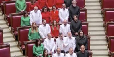 İtalya Parlamentosu'ndan İsrail'e tepki: Filistin bayrağının renklerini taşıyan kıyafetler giydiler