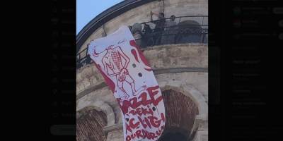 Muştu Gençlik ve Adem Özköse Galata Kulesi'nde Gazze pankartı açtı