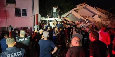 Depremde yıkılan binadaki 4 vatandaş kurtarıldı