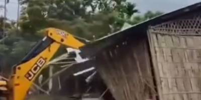 Hindistan yönetimi bir medreseyi yıktı