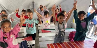 Savaş ve yerinden edilme ortasında bir eğitim çadırı