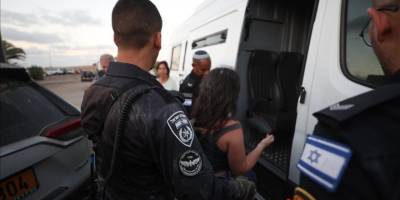 Siyonistler ateşkes talep eden 3 kadın göstericiyi çıplak aramaya tabi tuttu