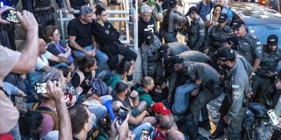 Netanyahu'nun partisinin genel merkezi önünde polis ile protestocular çatıştı