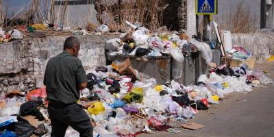 İzmir'de çöp yığınları tepkilere neden oluyor