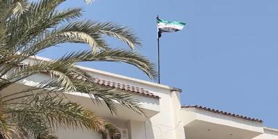 Suriye'nin Trablus büyükelçiliğinde 13 yıl sonra bayrak göndere çekildi