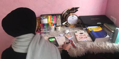 Askıya alınmış bir hayatın ortasında bir doğum gününü kutlamak