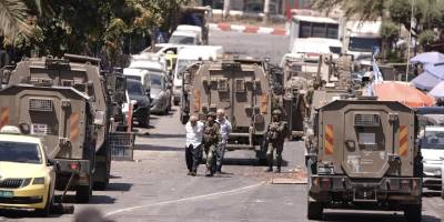 Katil İsrail ordusu El Halil ile Ramallah kentlerine eş zamanlı baskınlar düzenledi