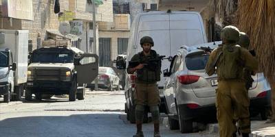 Katil İsrail, Batı Şeria'daki okullarda öğretmenleri darbetti