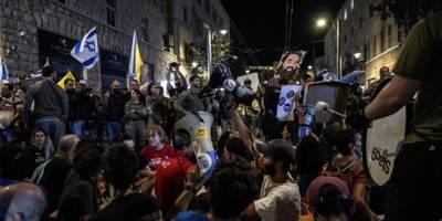 İsrail'de binlerce kişi, Netanyahu'nun konutunun önünde esir takası anlaşması talebiyle protesto düzenledi