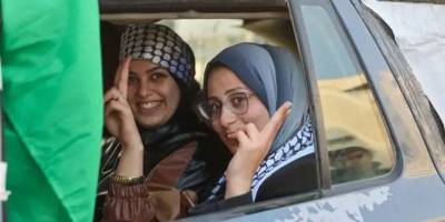 Arizona polisi, Müslüman kadınların başörtülerini çıkardı