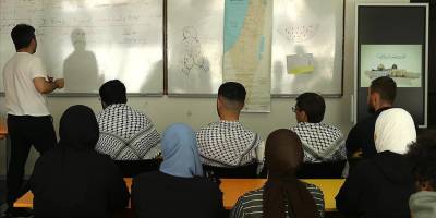 Omuzlarında kefiye, sınıf duvarında asılı Filistin Devleti haritasıyla Türkçe öğreniyorlar