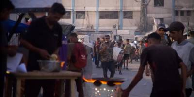 Bir şeyler yiyebilmek için kitaplarımı sattım