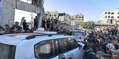 Hamas 7 İsrailli esiri Kızılhaç'a teslim etti