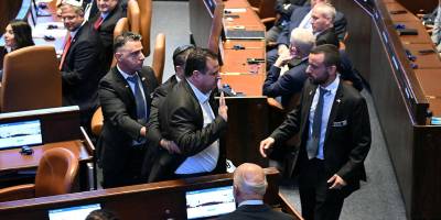 İsrail’de Trump'a karşı "Filistin'in tanıyın" pankartları açan milletvekilleri zorla dışarı çıkarıldı