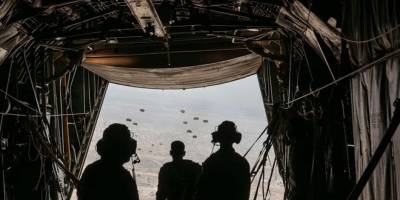 Gazze üzerinde uçan bir yardım uçağının açık kapağından gördüklerim