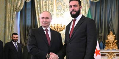 Suriye Cumhurbaşkanı Şara Moskova'da Putin ile bir araya geldi