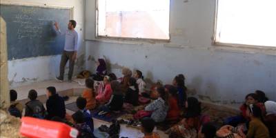 İdlib’de öğrenciler soğuk sınıflarda yere oturarak eğitim görüyor