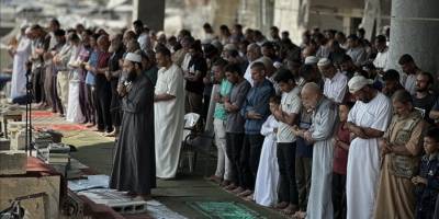 Soykırımcı İsrail'in Gazze'de yıktığı camilerin enkazında aylar sonra cuma namazı kılındı