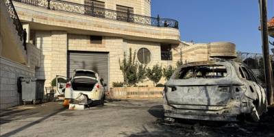 Filistin topraklarını gasbeden Siyonistler, Batı Şeria'da Filistinlilere ait 3 aracı yaktı