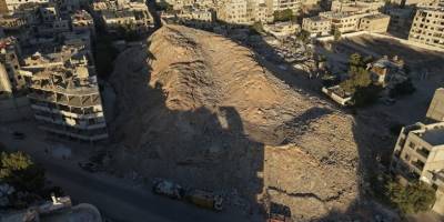 Şam’da devrik Esed rejimi enkazlardan yapay dağ oluşturdu