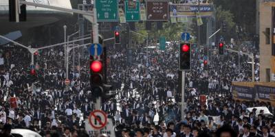 Binlerce Ultra Ortodoks Yahudi, zorunlu askerlik karşıtı gösteri düzenliyor