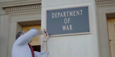 ABD Savunma Bakanlığı binasındaki tabelalar "Savaş Bakanlığı" yazılı levhalarla değiştirildi