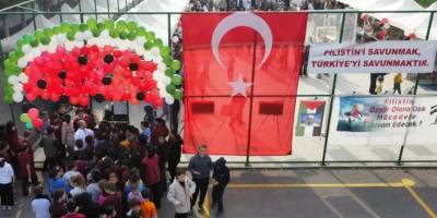 İlkokulda düzenlenen Gazze kermesinde 5 saatte 400 bin lira toplandı