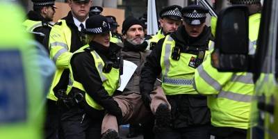 İngiltere'de yasaklı Palestine Action grubuna destek eyleminde onlarca kişi gözaltına alındı