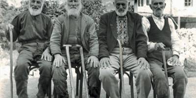 "Yaşlı" kelimesi "ihtiyar" sıfatını tanımlamayabilir mi?