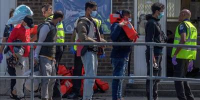 İngiltere'de göçmenlere şiddet: Ters kelepçeyle saatlerce beklettiler