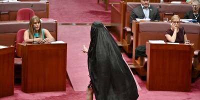 Protesto amacıyla burka giydiği için parlamentodan uzaklaştırıldı