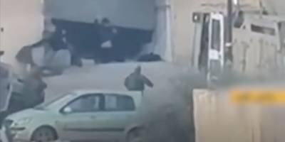 Katil İsrail Batı Şeria'da ellerini havaya kaldırarak teslim olan 2 Filistinliyi infaz etti