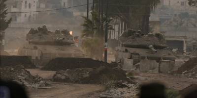 İşgalci İsrail, Suriye’nin Kuneytra ilinde bir bölgeyi topçu ateşiyle hedef aldı