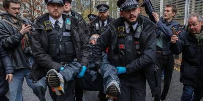 Palyaço yasakları: Palestine Action yasağına meydan okuma