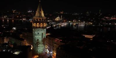 Galata Kulesi'ne savaşlarda engelli kalan çocuklar ve sivillerin videosu yansıtıldı