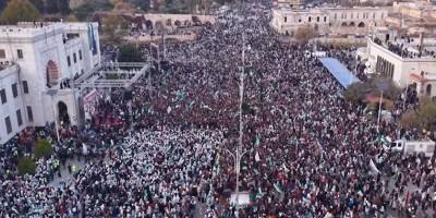 Suriye devrimin 1. yılını kutluyor: Halk sokaklarda zafer coşkusu dorukta