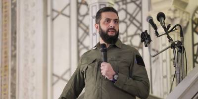 Ahmed Şara devrim günü giydiği üniformayla sabah namazına katıldı